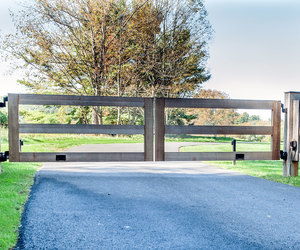 Post-and-rail automatic wooden driveway gate