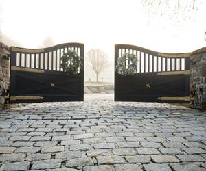 Ranch property driveway gate with horse details